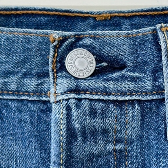 Levi’s || Woman’s 501 High Rise distressed blue jeans shorts size 26w - Picture 5 of 10